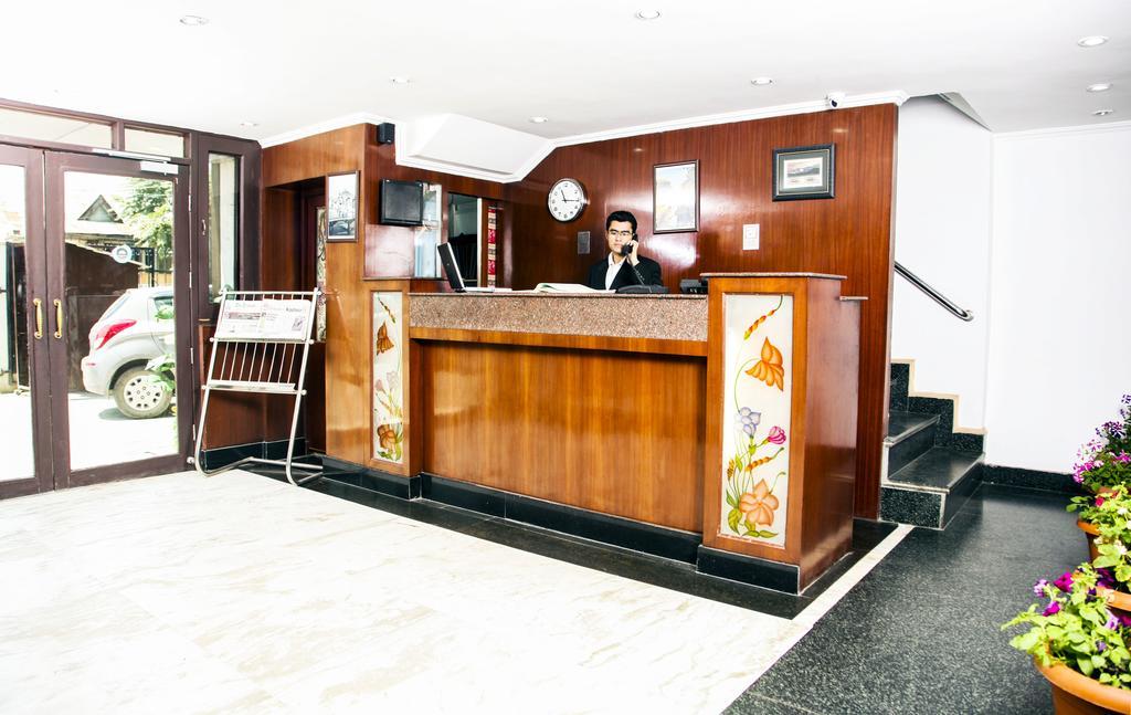 Holiday Plaza Hotell Srīnagar Exteriör bild