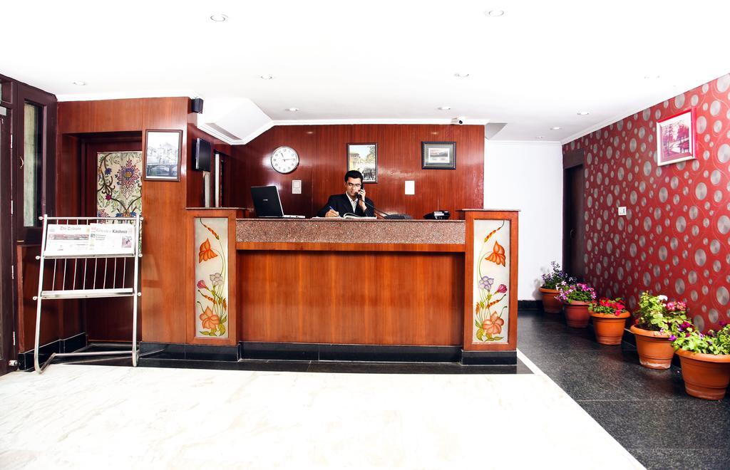 Holiday Plaza Hotell Srīnagar Exteriör bild