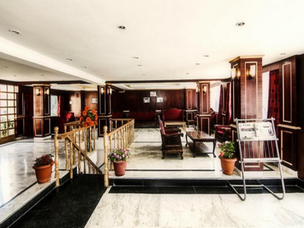 Holiday Plaza Hotell Srīnagar Exteriör bild