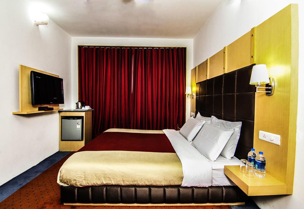 Holiday Plaza Hotell Srīnagar Exteriör bild