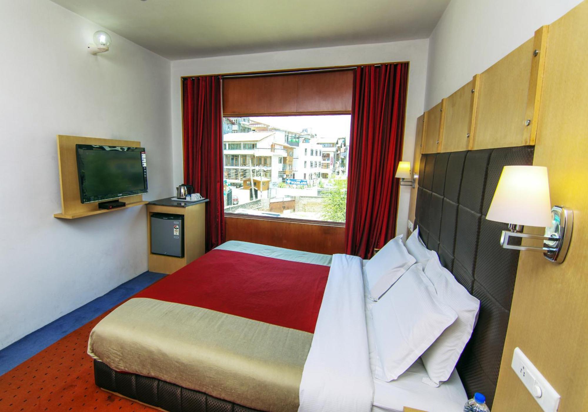 Holiday Plaza Hotell Srīnagar Exteriör bild